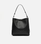 Nicoleta bolso hobo con asa bandolera y detalles metálicos 