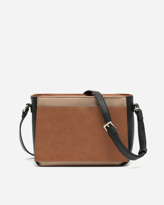 Elea Borsa a tracolla