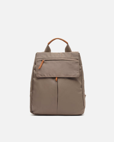 Mochila acolchada Adaya de nylon en beige con solapa · UGG · El Corte Mochila acolchada Adaya de nylon en beige con solapa · UGG · El Corte