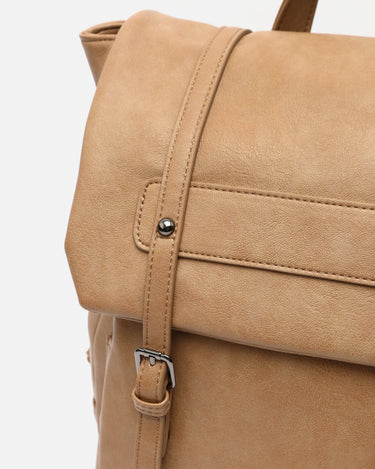 Carloti mochila basica con cierre de solapa 