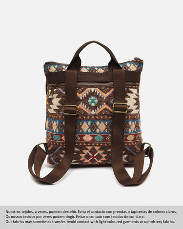 Vana mochila jacquard con flecos y detalles metálicos 