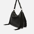 Chete bolso hobo con flecos y detalles metálicos 