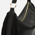 Chete bolso hobo con flecos y detalles metálicos 