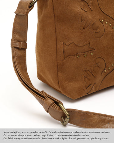 Dobli bolso bandolera efecto ante con detalles metálicos 
