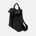 Nere mochila con solapa en nylon 