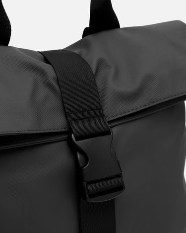Nere mochila con solapa en nylon 