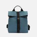 Nere mochila con solapa en nylon 