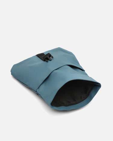 Nere mochila con solapa en nylon 
