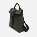 Nere mochila con solapa en nylon 