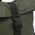 Nere mochila con solapa en nylon 