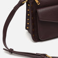 Breise bolso bandolera pequeño con detalles metálicos 