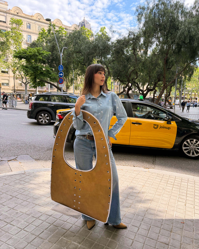 Estrangi bolso hobo grande con detalles metálicos