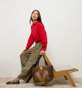 Cachi bolso shopper grande efecto ante y detalles metálicos 