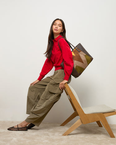 Cachi bolso shopper grande efecto ante y detalles metálicos 