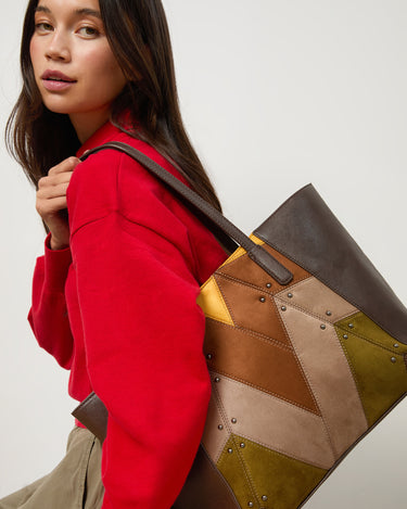 Cachi bolso shopper grande efecto ante y detalles metálicos 
