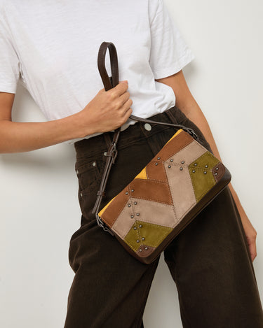 Cachina bolso bandolera pequeño efecto ante y detalles metálicos 