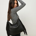 Chete bolso hobo con flecos y detalles metálicos 