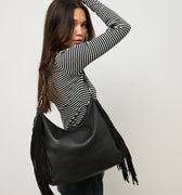 Chete bolso hobo con flecos y detalles metálicos 