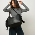 Chete bolso hobo con flecos y detalles metálicos 