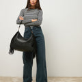 Chete bolso hobo con flecos y detalles metálicos 