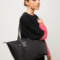 Clote bolso shopper grande en nylon con detalle colgante 