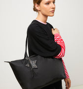 Clote bolso shopper grande en nylon con detalle colgante 