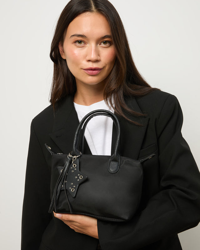 Cloti mala tote em nylon com alça tiracolo removível e detalhe pendente
