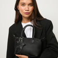 Cloti bolso tote en nylon con asa bandolera extraíble y detalle colgante 