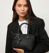 Cloti bolso tote en nylon con asa bandolera extraíble y detalle colgante 