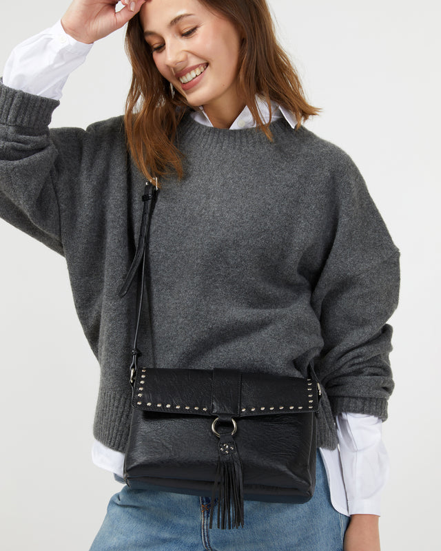 Dione bolso bandolera con solapa y detalles metálicos