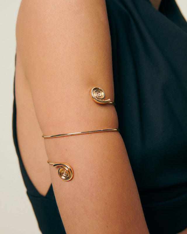 Maki pulsera con forma espiral rígida