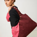 Nemi bolso hobo grande efecto ante con detalles metálicos grandes 