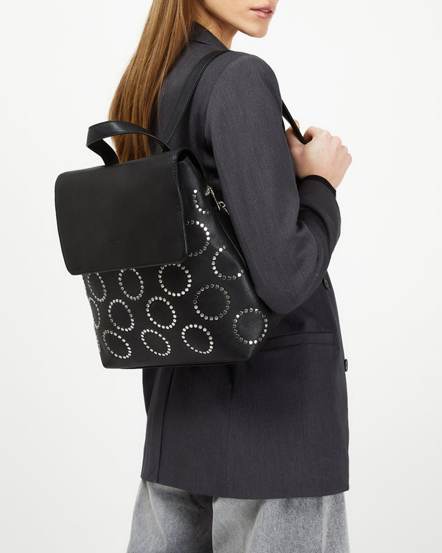 Yura mochila con solapa y detalles metálicos