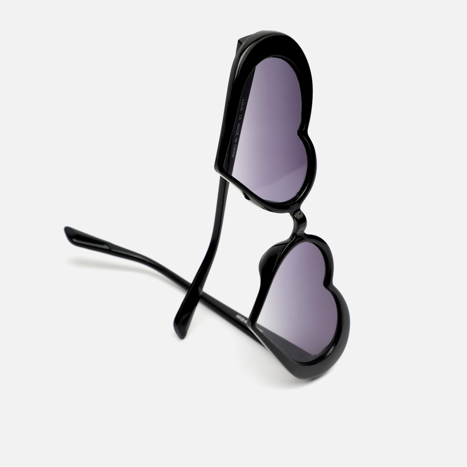 Sunglasses with horn-rimmed frames